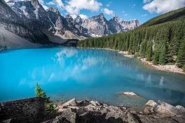 Banff Ulusal Parkı 'ndaki güzel Moraine Gölü, Alberta, Kanada