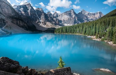 Banff Ulusal Parkı 'ndaki güzel Moraine Gölü, Alberta, Kanada