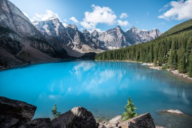 Banff Ulusal Parkı 'ndaki güzel Moraine Gölü, Alberta, Kanada