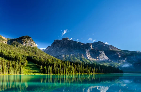 Hermoso Lago Esmeralda Verano Parque Nacional Yoho Columbia Británica Canadá — Foto de Stock