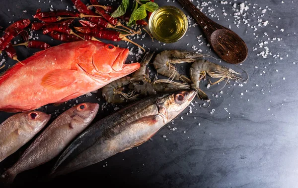 Red Snapper Roher Fisch Auf Der Tischplatte — Stockfoto