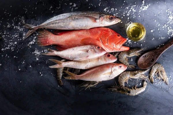 Red Snapper Roher Fisch Auf Der Tischplatte — Stockfoto