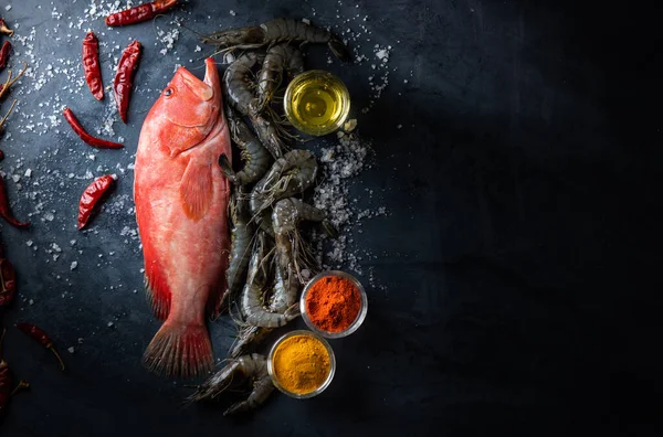 Red Snapper Roher Fisch Auf Der Tischplatte — Stockfoto