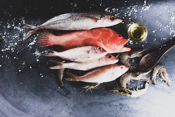 Red Snapper Pesce Crudo Sul Piano Del Tavolo — Foto Stock