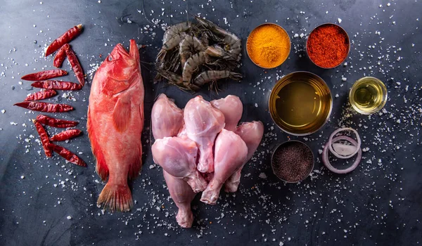 Rohes Huhn Auf Der Tischplatte Der Küche — Stockfoto