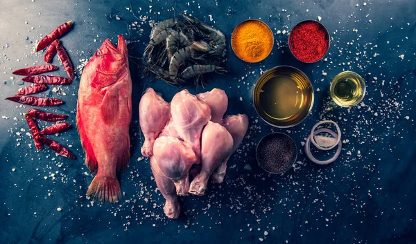 Rohes Huhn Auf Der Tischplatte Der Küche — Stockfoto