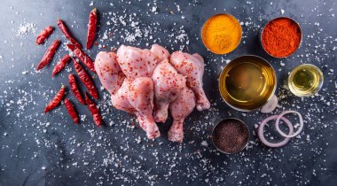 Mutfaktaki masanın üstünde çiğ tavuk..