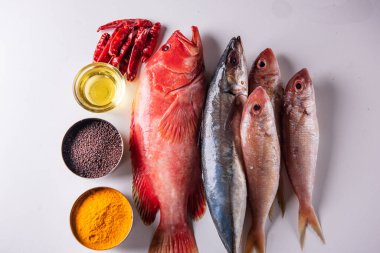 Masada çiğ balık var.