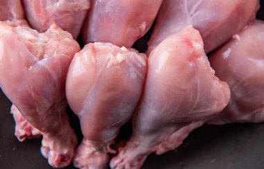 Mutfaktaki masanın üstünde çiğ tavuk..