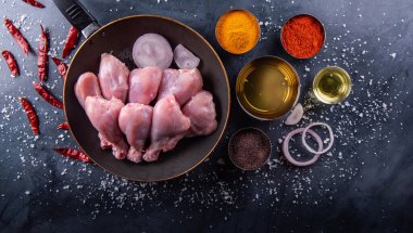 Mutfaktaki masanın üstünde çiğ tavuk..