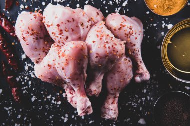 Mutfaktaki masanın üstünde çiğ tavuk..