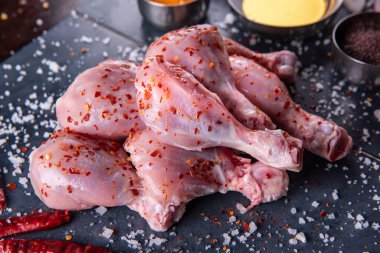 Mutfaktaki masanın üstünde çiğ tavuk..