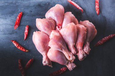 Mutfaktaki masanın üstünde çiğ tavuk..