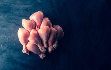 Mutfaktaki masanın üstünde çiğ tavuk..