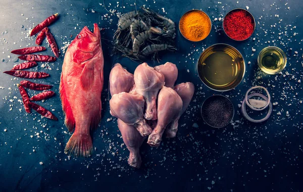 Rohes Huhn Auf Der Tischplatte Der Küche — Stockfoto