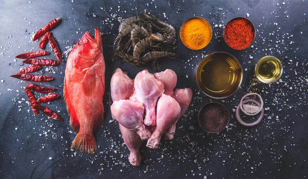 Rohes Huhn Auf Der Tischplatte Der Küche — Stockfoto