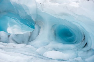 İzlanda 'da bir buzul mağarasında.