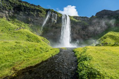 Seljalandsfoss Şelalesi Yazın İzlanda 'da