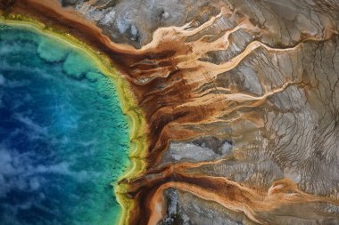 Yellowstone Ulusal Parkı 'ndaki Büyük Prizma Baharı' nın havadan görünüşü, ABD