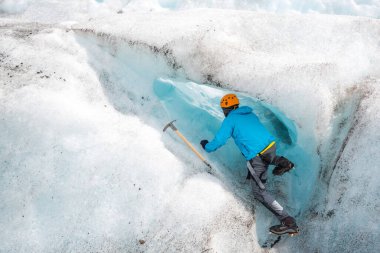 İnsanlar buzulda yürüyüş yapıyor.