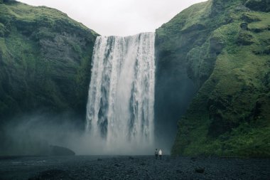 Kış, İzlanda 'da Skogafoss şelalesi