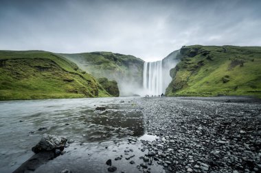 Kış, İzlanda 'da Skogafoss şelalesi