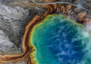 Yellowstone Ulusal Parkı 'ndaki Büyük Prizma Baharı' nın havadan görünüşü, ABD