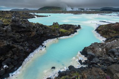 İzlanda 'da Blue lagoon sıcak bahar kaplıcası yakınlarındaki güzel manzara ve gün batımı