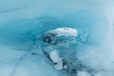 İzlanda 'da bir buzul mağarasında.