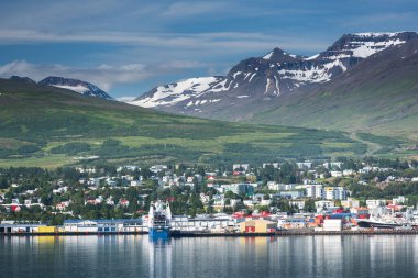 Yaz aylarında İzlanda 'nın güzel Akureyri kenti