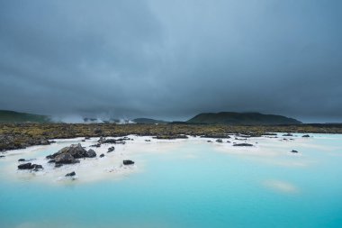 İzlanda 'da Blue lagoon sıcak bahar kaplıcası yakınlarındaki güzel manzara ve gün batımı