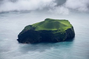 İzlanda 'daki güzel küçük adanın havadan görünüşü