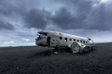 İzlanda 'da Kara Kum Sahili' nde uçak enkazı