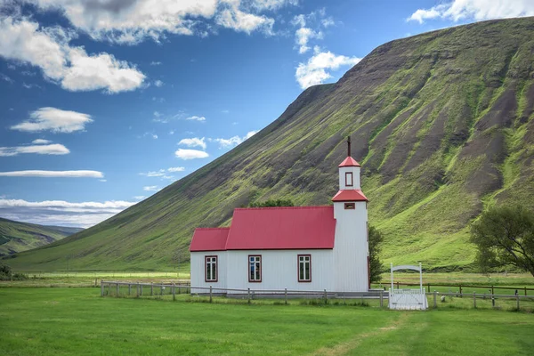 Mooie Kleine Rode Kerk Ijsland — Stockfoto