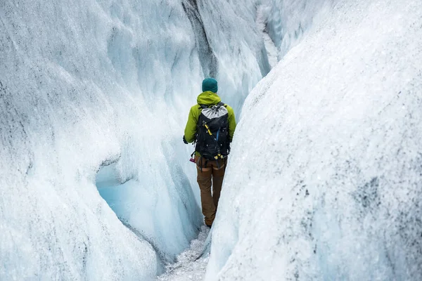 人们在冰川上远足 — 图库照片
