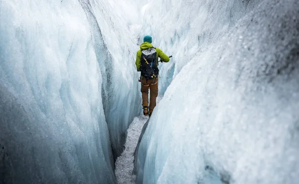 Люди Путешествуют Леднику — стоковое фото