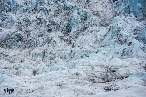 人们在冰川上远足 — 图库照片