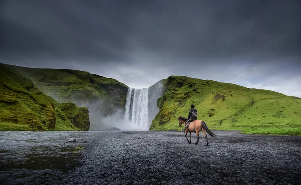 Ιππέας Κοντά Στον Καταρράκτη Skogafoss Καλοκαίρι Ισλανδία — Φωτογραφία Αρχείου