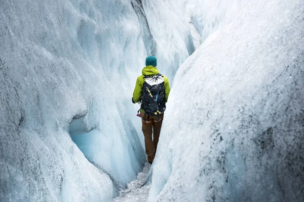 Pessoas Caminham Glaciar — Fotografia de Stock