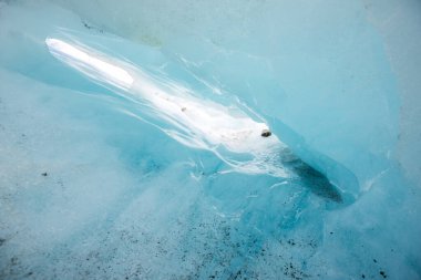 İzlanda 'da bir buzul mağarasında.