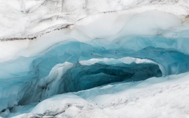 İzlanda 'da bir buzul mağarasında.
