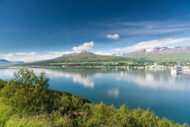 Yaz aylarında İzlanda 'nın güzel Akureyri kenti
