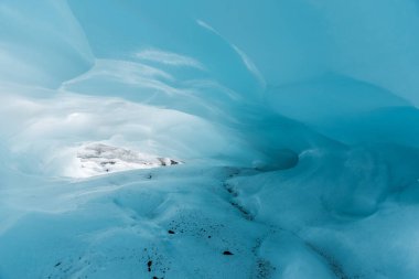 İzlanda 'da bir buzul mağarasında.