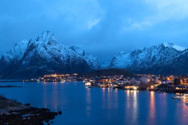 Norveç, Lofoten Adaları 'ndaki güzel kış manzarası