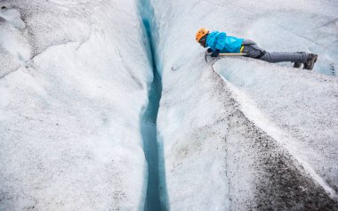 İnsanlar buzulda yürüyüş yapıyor.