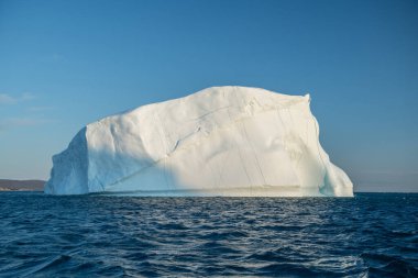 Büyük buzdağları olan güzel bir manzara.