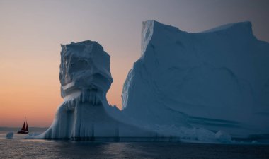 Büyük buzdağları olan güzel bir manzara.