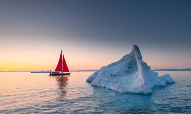 Büyük buzdağları olan güzel bir manzara.