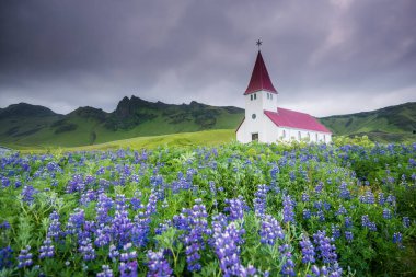 Yazın Vik, İzlanda 'da güzel bir kilise.