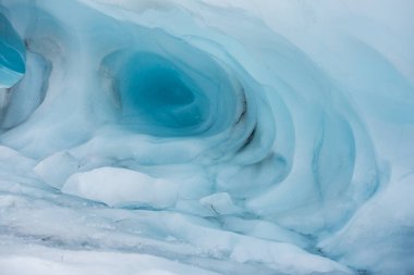 İzlanda 'da bir buzul mağarasında.